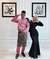 Siti sarah raisuddin şarkı sözleri. Biodata Penyanyi Siti Sarah Anak Raisuddin Hamzah Iluminasi