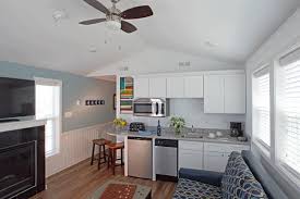 One of the unique features of lake geneva is the path which goes all the way around the lake, up to 22 miles. Lakefront Cottage Rentals The Lodge At Geneva On The Lake Ohio