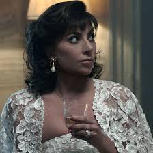 Inventing Anna: i look della donna che ha truffato New York