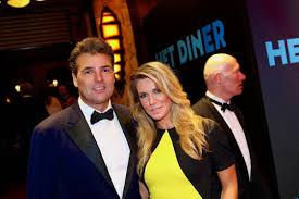 His wife danielle is a dutch news anchor and former professional bicyclist who dated lance armstrong for a time in the 1990s. Reinout Oerlemans Heeft 46 Huizen Ditjes Datjes