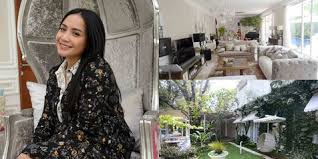Menggandeng revano satria sebagai arsitek, rumah baru raffi dan gigi yang terdiri dari dua bangunan tersebut akan mulai dibangun pada awal agustus dilansir brilio.net dari youtube rans entertainment pada kamis (1/8), berikut 10 detail desain rumah baru raffi ahmad dan nagita slavina. Foto Klasik Modern Ini Rumah Mewah Nagita Slavina Raffi Ahmad Kapanlagi Com