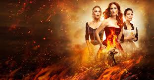 La scène de l'incendie du bazar de la charité est poignante et bien réalisée. Regarder La Serie Le Bazar De La Charite Streaming