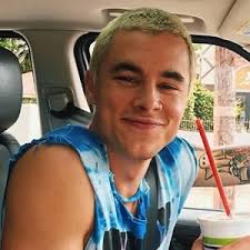 Olivia; Call me Via. (@YoursTrulyLivvi)