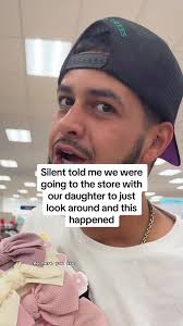 رقص بنت مع ابوها في متجر