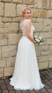 Bei uns findest du zahlreiche liebevoll gebrauchte brautkleider, die auf eine weitere zukünftige braut warten, die sie beglücken dürfen. Gebrauchte Secondhand Brautkleider Und Abendkleider Laufstegmodelle Outlet La Belle Uffenheim Unsere Kleider