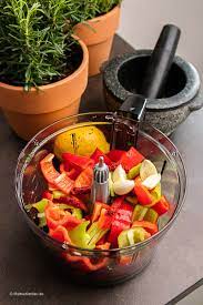 Kırmızı rengiyle yemeklere iştah açıcı bir görünüm kazandıran baharat, et yemeklerinin, sosların, sotelerin , salata ve mezelerin. Frank Rosin Pul Biber Fruchtiger Handkas Salat Mein Lokal Dein Lokal Chef Who Joined The Restaurant Rosin In 1990 Fen 1102