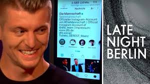 Felix kroos steht zwar im schatten seines bruders toni, ist mit dieser rolle aber ganz zufrieden. Toni Kroos Prankt Cristiano Ronaldo Auf Instagram Late Night Berlin Prosieben Youtube