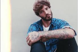 De martino, secondo l'indiscrezione raccolta da nuovo tv, dovrebbe prendere il posto dello storico insegnante di amici garrison rochelle. Stefano De Martino Da Amici A Netflix Raccontera La Storia Della Sua Vita