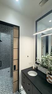 DESIGN A DARING ATMOSPHERE IN A PRIVATE SPACE. #designdeinteriores #cambria  #glassart #kohler #designlovers #black #white #paddle #paddleboard  #bathbomb #bathroominspiration #bathrooms #bathroomideas ...