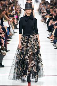 Abiti da sposa dior : Sfilata Christian Dior Parigi Collezioni Autunno Inverno 2019 20 Vogue Vestiti Floreali Idee Di Moda Come Vestirsi