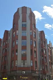 Es un piso exterior frente a la plaza de toros, muy cerca del campus , del cristo y del palacio de congresos. File Casa Roja Oviedo Jpg Wikimedia Commons