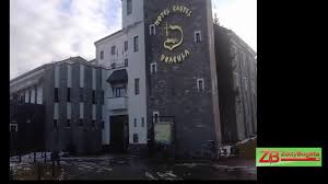 Contele dracula al scriitorului bram stoker desi inspirat din draculea isi are castelul in zona bargaului,bistrita contele dracula bantuie prin toata transilvania ! Hotel Castel Dracula BistriÈa Youtube