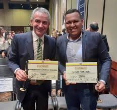Recorrer las calles para hacer sondeos y hablar con la gente. El Periodista Guajiro Alvaro Fernandez Recibio El Galardon Gacetas De Colombia Como Periodista Revelacion La Pluma De Sandra