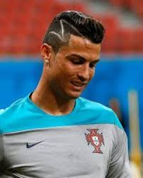 Der portugiese beeindruckt mit dem neuen haarschnitt des bauern mit dem neuen pferd & # 8230. Fussballer Frisuren Cristiano Ronaldo Trend Haare Ronaldo Cristiano Ronaldo Frisuren
