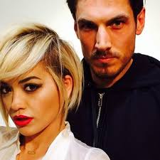 She rose to prominence in february 2012 when she featured on dj fresh's single hot right now. Rita Ora Die Haare Sind Ab Bunte De