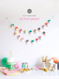 Most commonly seen diy floral centerpieces involve the use of roses, tulips, and dahlias. 39 Easy Diy Party Decorations