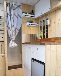 2 719 Vind Ik Leuks 107 Reacties Tifenn Kevin Bidule Three Vanlifers Op Instagram Le Grand Amenagement Camping Car Douche Caravane Vans