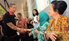 Er war von 2005 bis 2012 bürgermeister seiner heimatstadt surakarta.in dieser position wurde er für einen dialogorientierten politikstil, programme gegen korruption, für stadtplanung und umweltschutz bekannt. Mantan Gubernur Dki Soerjadi Soedirdja Wafat Republika Online