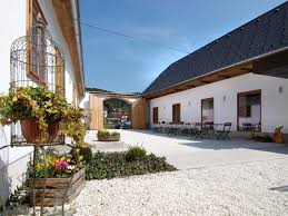 Sanierung Und Wiederbelebung Eines Gasthofes In Pernitz Niederosterreich Gestalte N Bauernhaus Aussenbereich Modernes Bauernhaus Aussen Aussengestaltung