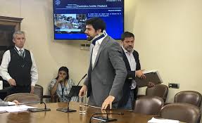 El padre de lavín león, joaquín lavín infante (udi), en tanto, venía de perder su segunda aventura como candidato presidencial. Por Que El Cuello Ortopedico Joaquin Lavin Jr Llego Lesionado Al Congreso Tecache Cl
