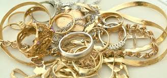 Nachprüfen, ob es sich bei dem gegenstand um reines messing (meist einer legierung. Goldschmuck Reinigen So Glanzt Er Wieder Utopia De