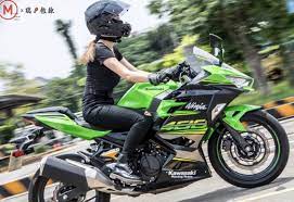 とても可愛い女性がバイクに乗っていた 女性ライダー girls biker289 女性ライダーの魅力 motogirl motovlog モトブログ ガールズバイカー ヘルメット 車 バイク モーターサイクル オートバイ バイカー 女性ライダー 美女ライ ガールズ