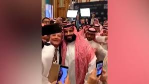 ولفتت نيويوركر إلى أن ما أشعل غضب بن سلمان هو وصول أحد المسؤولين الإيرانيين إلى بيروت وتصريحه بأن طهران تنوي مواصلة دورها في المنطقة، قبل أن يلتقط الحريري صورة معه وهو يبتسم، ما أثار حفيظة ولي العهد السعودي بشدة. ÙˆÙ„ÙŠ Ø§Ù„Ø¹Ù‡Ø¯ Ø§Ù„Ø³Ø¹ÙˆØ¯ÙŠ Ù…Ø§Ø²Ø­Ø§ Ø¹Ù† Ø³Ø¹Ø¯ Ø§Ù„Ø­Ø±ÙŠØ±ÙŠ Ø£Ø±Ø¬Ùˆ Ø£Ù„Ø§ ØªØ®Ø±Ø¬ Ø´Ø§Ø¦Ø¹Ø§Øª Ø¨Ø£Ù†Ù‡ Ù…Ø®Ø·ÙˆÙ Cnn Arabic