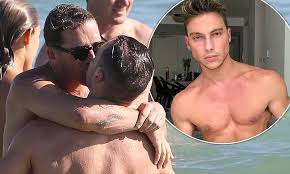 Actor musician writer | twuko. Hugh Sheridan Will Be Dating Tiktok Star Kurt Roberts Tech U4