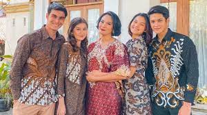 Sinetron buku harian seorang istri mengisahkan tentang kisah kehidupan dari sosok nana yang harus menikahi pria bernama dewa. 9 Potret Pemain Buku Harian Seorang Istri Di Luar Sinetron Aslinya Dekat Sama Keluarga