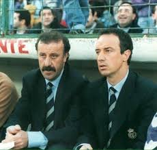 Actualmente dirige al newcastle united, equipo que participa en la premier league. A Young Rafa Benitez With Del Bosque Nufc
