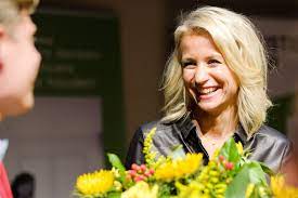 Hoe nieuwslezeressen zich serieus maar ook spang kleden. Datei Dionne Stax Bij Het Festival Van De Journalistiek 2017 37447584555 Jpg Wikipedia