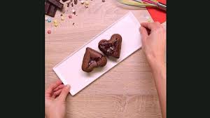 Cœurs Coulants Au Chocolat Pour La Saint Valentin La Recette En Video Chocolat Saint Valentin Recette Chocolat Chocolat