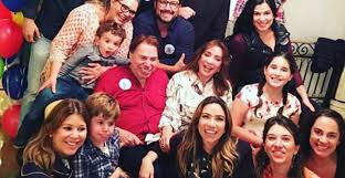 We did not find results for: Silvio Santos Surge Em Rara Foto Com Filhas E Netos