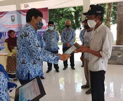 Informasi yang anda cari adalah berapa gaji di pabrik atj nguwet temanggung terupdate dan terlengkap bulan oktober 2021 dari sumber yang . Ratusan Nelayan Rawa Pening Terima Asuransi Dari Pemprov Jateng