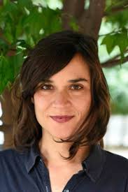 Sanín encuentra conexiones entre la vida (y muerte) de su mejor amiga, el desdén hacia ella del abuelo al que de niña quiso como a pocos, un potro libre en el. Carolina Sanin Revista Muu