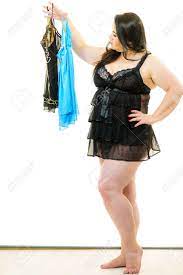Mujer Adulta Madura Con Lencería De Raso Recogiendo Ropa De Dormir Ropa De  Dormir. Mujer De Talla Grande Que Se Siente Cómoda Usando Ropa Interior  Sensual. Fotos, retratos, imágenes y fotografía de