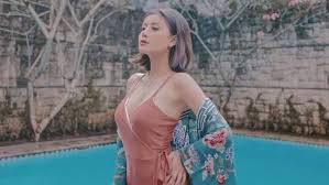 Awkarin, vlog yang dihapus bareng gaga. Tengok Keseruan Awkarin Bareng Anak Wishnutama Di Pantai Indosport