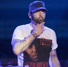 Dark brown hair and bright blue eyes. Can We Take A Moment To Appreciate This Dark Hair Bearded 2017 2018 Revival Kamikaze Era Eminem God Only Knows What His Next Project Look Will Be In 2019 2020 Lol Eminem