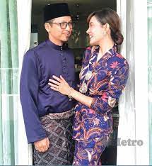 Dia turut memberitahu media bahawa pada hari pertama rawatan tersebut, pakar perubatan bertugas turut mengajar suaminya, shamsul baharin abdul rahman tentang cara memberi suntikan di bahagian perutnya yang perlu. Ratu Air Mata Siti Elizad