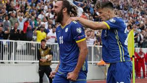1994 yılında yugoslavya'da doğan vedat muriqi, kosovalı milli futbolcudur. Vjen Lajm I Madh Nga Lazio Vedat Muriqi Lejohet Te Luaje Per Kosoven