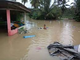 Perdana menteri, tan sri muhyiddin yassin hari ini mengadakan lawatan ke pusat pemindahan sementara (pps) mangsa banjir di kelantan yang dilanda bencana itu sejak. Banjir Di Kelantan 35 Mangsa Pertama Dipindahkan