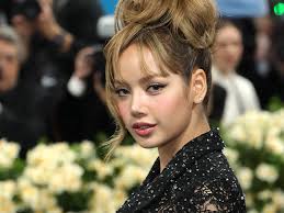 Bantahan soal Isu Lisa Blackpink Pasang Wajah Aktivis Rosa Parks secara Tak  Sopan di Kostum Met Gala 2025