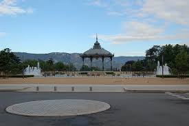 The linguistic definition was formed in analogy to its use in chemistry. Valence Information France