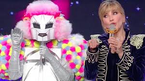 Milly carlucci e giancarlo de andreis e di luca alcini, maddalena de panfilis. Il Cantante Mascherato Seconda Edizione Milly Carlucci Rinnova La Giuria Lanostratv