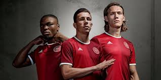 Durch das 4:1 (1:0) gegen russland und der niederlage der finnen gegen belgien sind die dänen in der. Danemark Em 2016 Heim Trikot Veroffentlicht Nur Fussball
