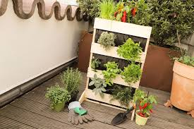 Bau Dein Gemuse Einfach Selber An Im Mini Balkongarten Mit Gratis Bauanleitung In 2020 Krautergarten Balkon Pflanzideen Mini Garten