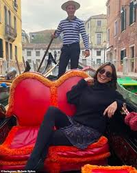 Mel, 50, revealed she complained to producers. Melanie Sykes 50 Reveals It Was Difficult To Care Who Saw Her Fling With Gondolier In Venice Aktuelle Boulevard Nachrichten Und Fotogalerien Zu Stars Sternchen