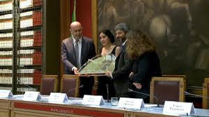 La cerimonia del ventaglio è un rito in cui avviene la consegna di un ventaglio decorato al presidente della repubblica italiana e ai presidenti della camera dei deputati e del senato. Cerimonia Del Ventaglio 2018 Youtube