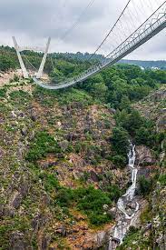 A ponte pedonal suspensa sobre o rio paiva terá um vão de cerca de 516 metros e uma altura do rio de aproximadamente 175 metros, exibindo a ponte ligará as margens do rio paiva nas imediações da cascata das aguieiras e da garganta do paiva, fazendo com que seja possível apreciar estes dois. Maior Ponte Pedonal Suspensa Do Mundo Quase Concluida Em Arouca