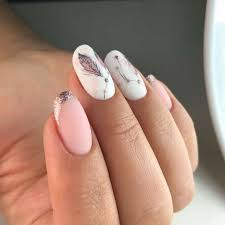 Sabiendo como combinarlo con para manicuras más minimalistas, el blanco con detalles en dorado es un estilo infalible, muy lindo y en el que es posible incluir todo tipo de decoraciones. Decoracion De Unas 2021 Cafe Versatil